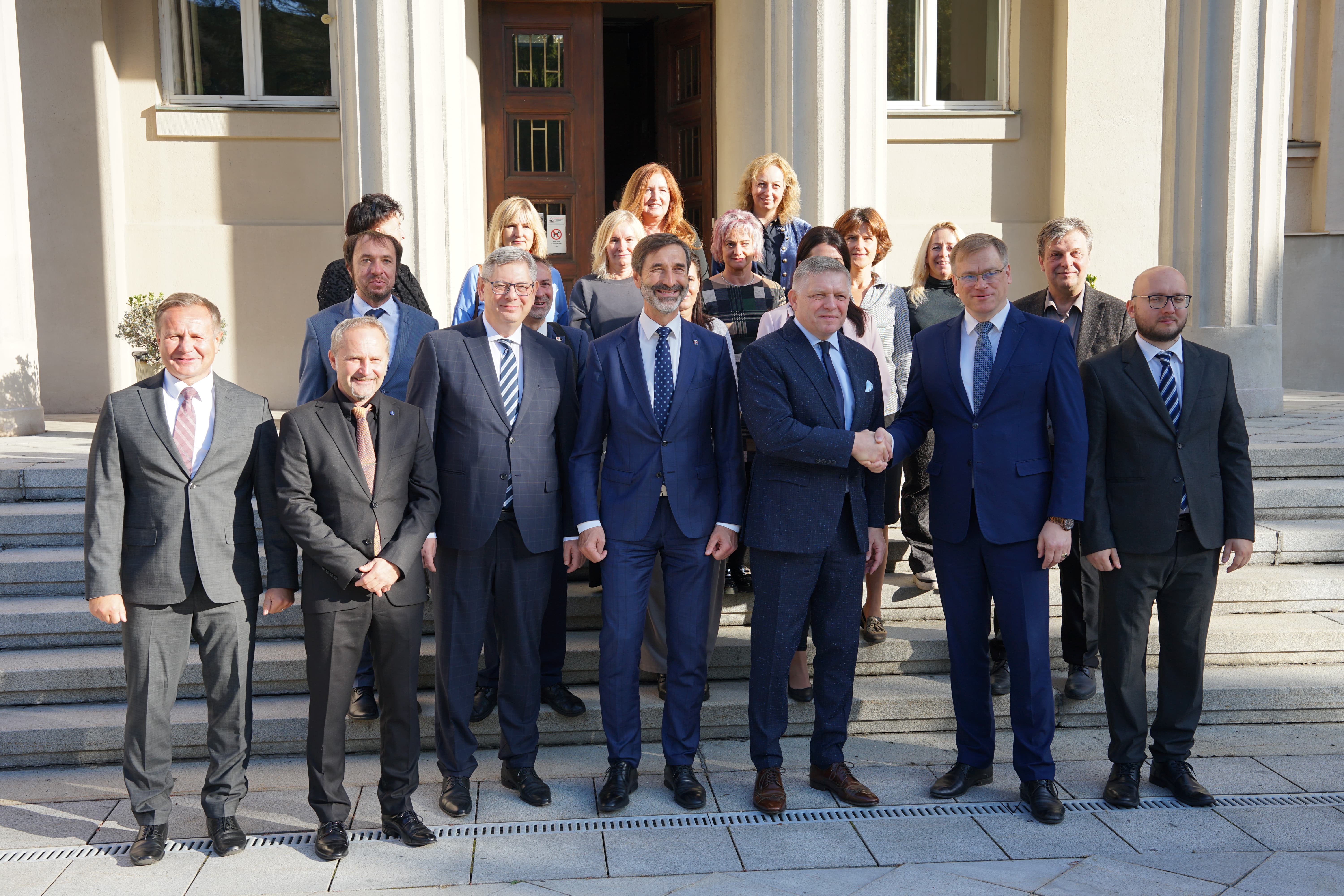 Predseda vlády Robert Fico s matičnými zamestnancami a vedením Matice slovenskej pred sídelnou budovou Matice slovenskej v Martine